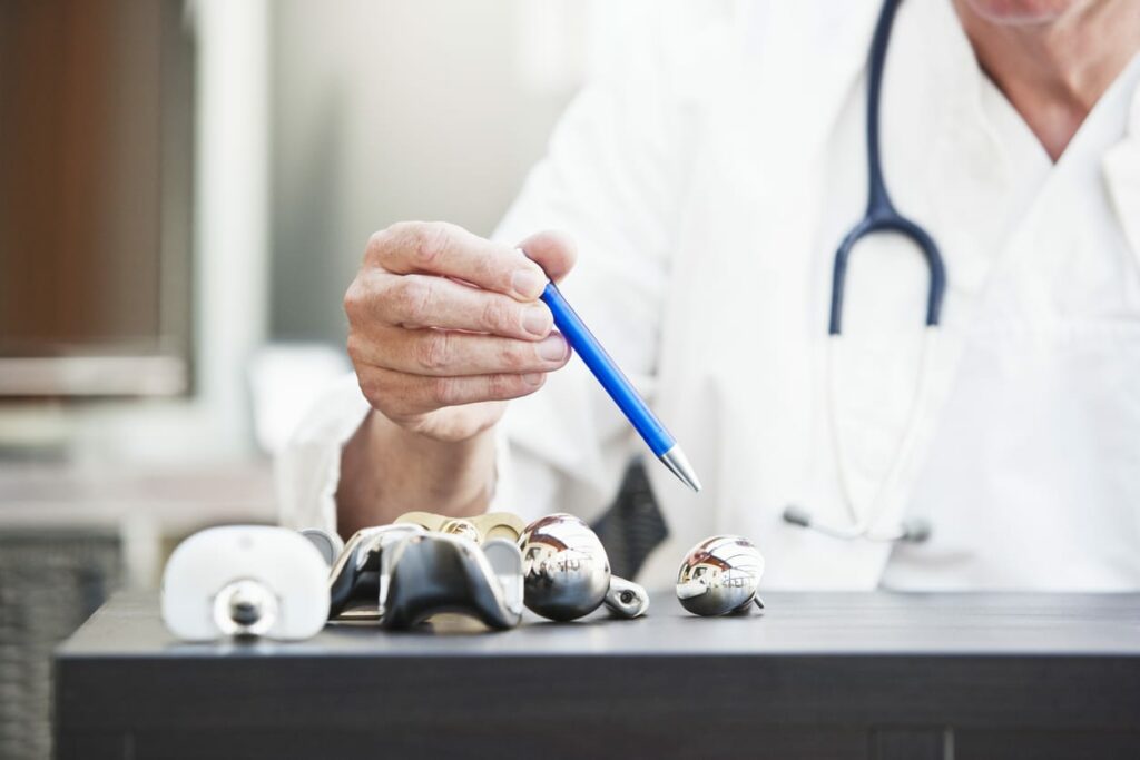 Arzt mit künstlichem Schultergelenk