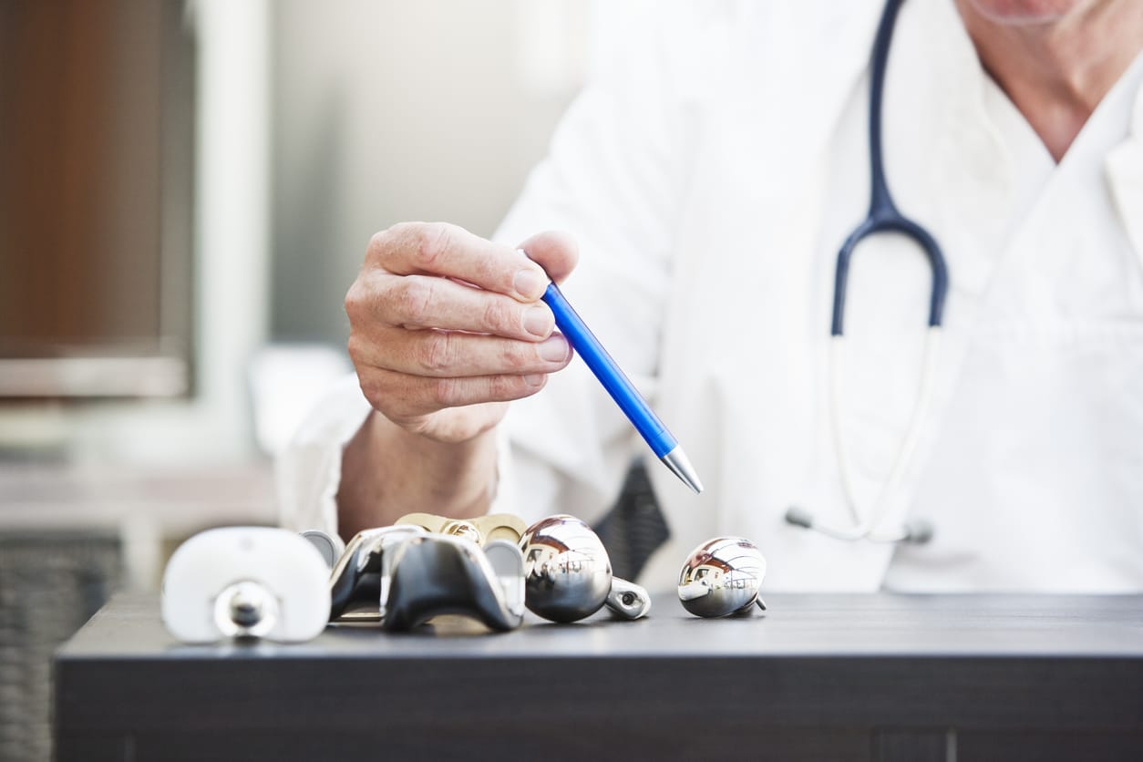 Arzt mit künstlichem Schultergelenk