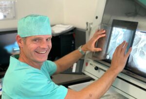 Dr. Thomas Wieland begutachtet Röntgen