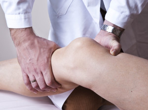 Untersuchung eines Knies (Lachman-Test) bei Verdacht auf eine vordere Kreuzbandverletzung